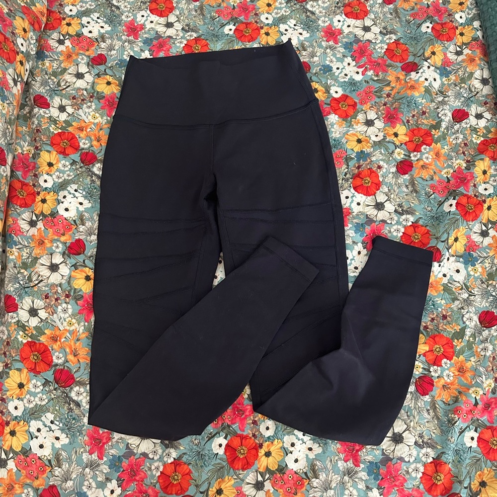 Black Lululemon Leggings with mesh cutouts on the front size 6